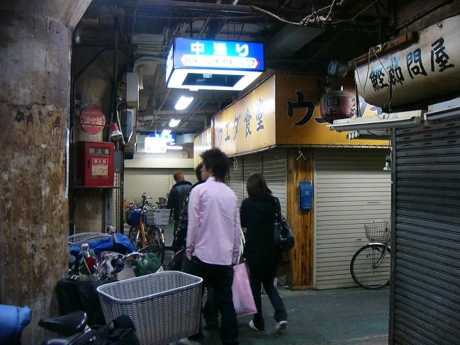 鶴橋駅高架下市場の内部